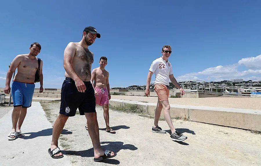 Сълзотворен газ срещу английски фенове във Франция