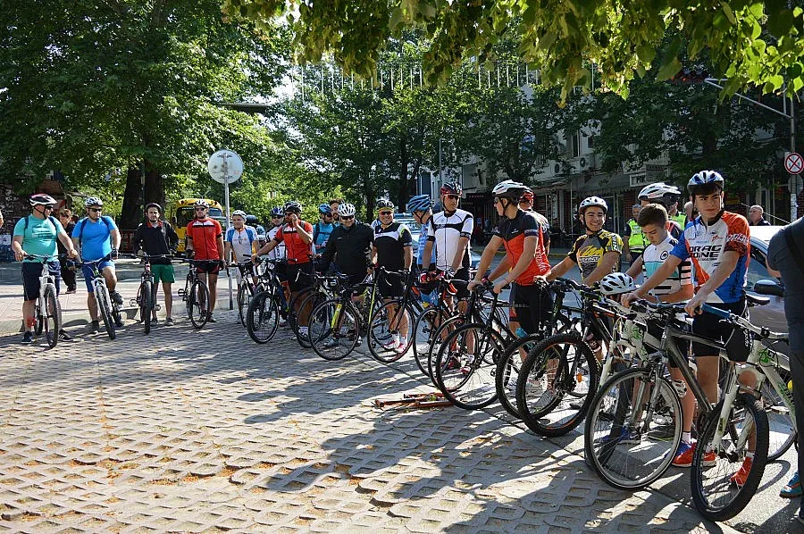 30 ентусиасти минават 220 км с колела