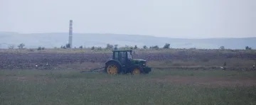 Трактор се преобърна в землището на Лимец
