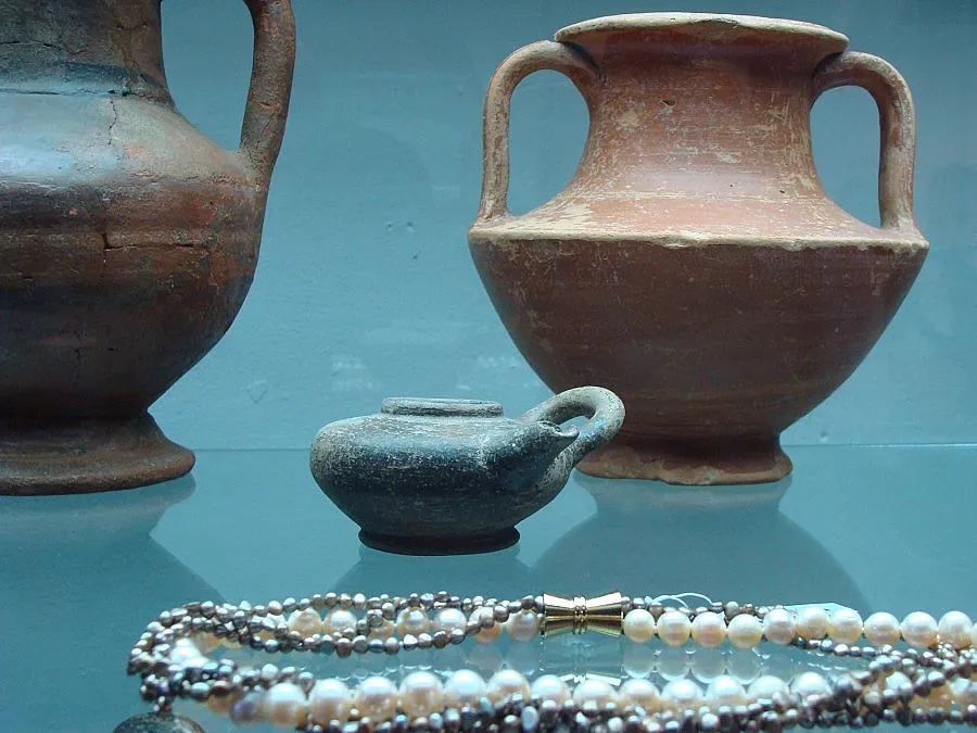 Перли блестят между антики в Созопол