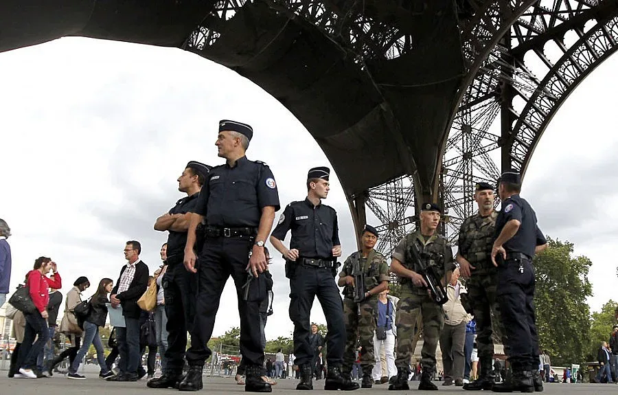 Цяла армия пази Париж