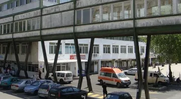 Охранители на опашка пред Кръвния център на МБАЛ-Бургас