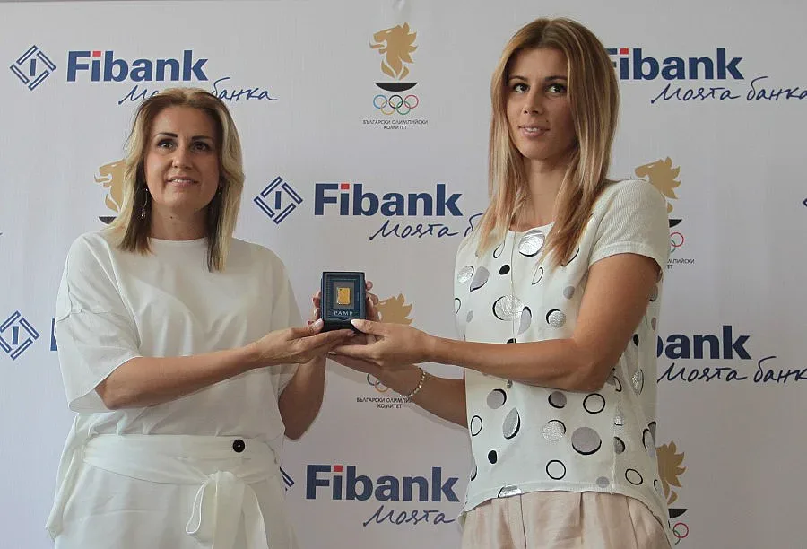Пиронкова със златен медальон от Fibank