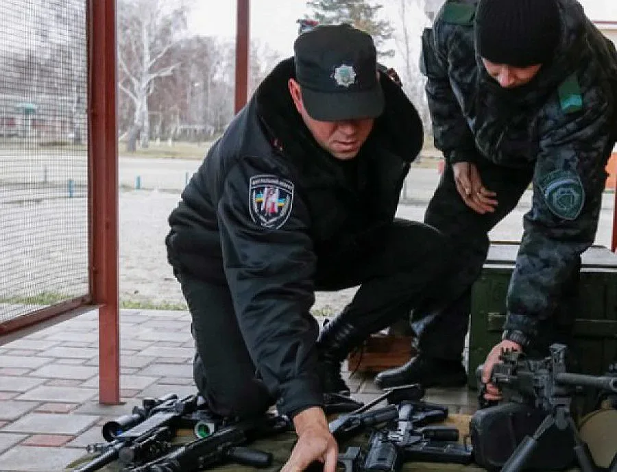 180 чужди полицаи борят хулиганите