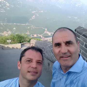 Цветанов и Добрев със селфи от Китайската стена