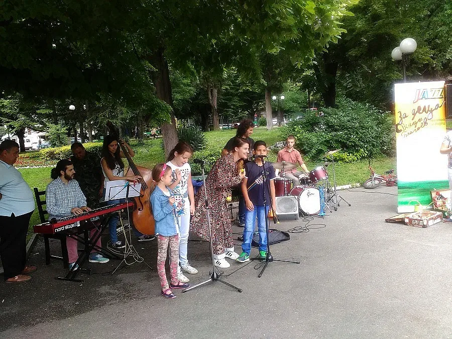 Глезят джаз-икона с отбрани вина и плодове