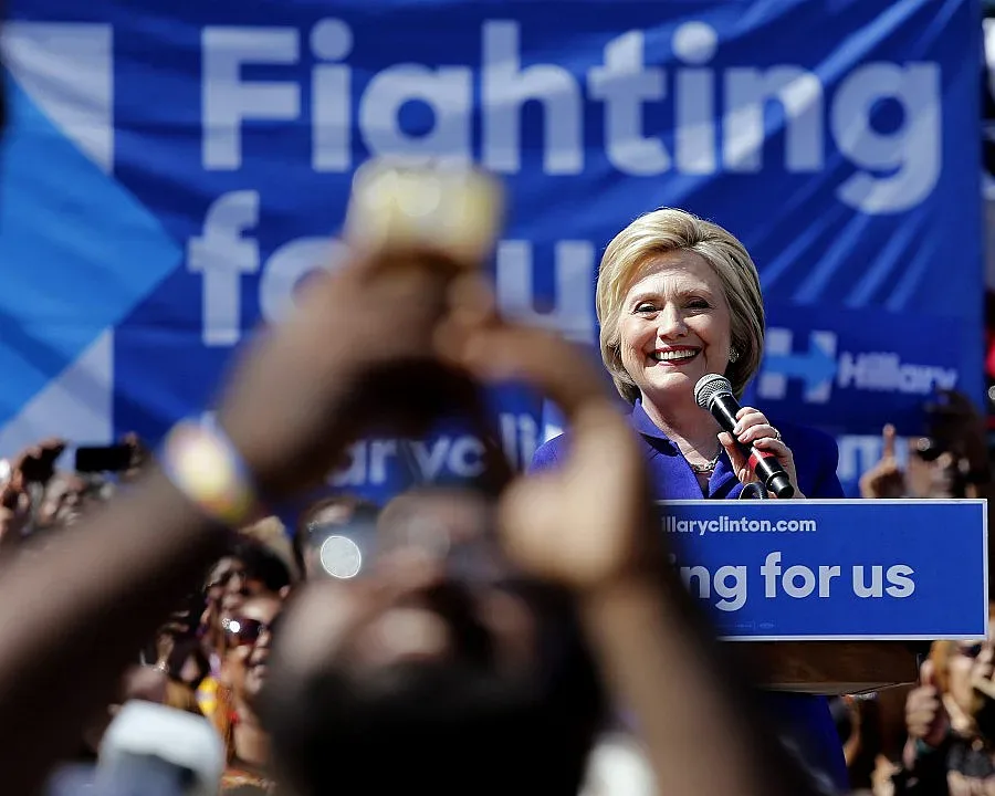 Клинтън събра нужния брой делегати