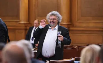 Скандал в парламента! Манол Пейков сипе псувни