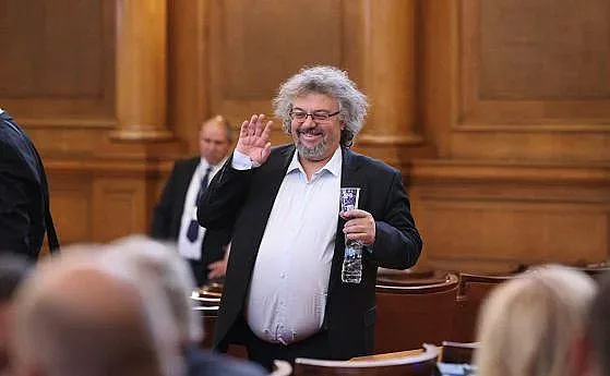 Скандал в парламента! Манол Пейков сипе псувни