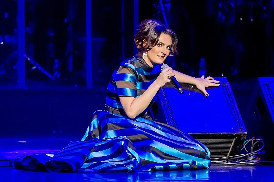 Стотици фенове чакат Елена Ваенга