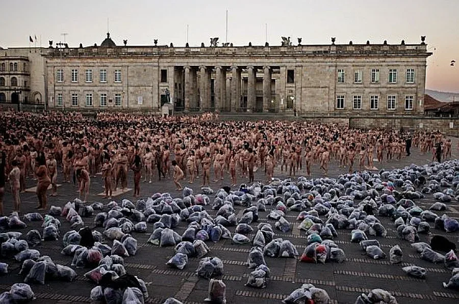 Хиляди позираха голи с послание за мир в Колумбия
