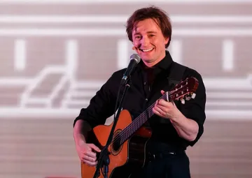 Саша от "Бригада" чака дете