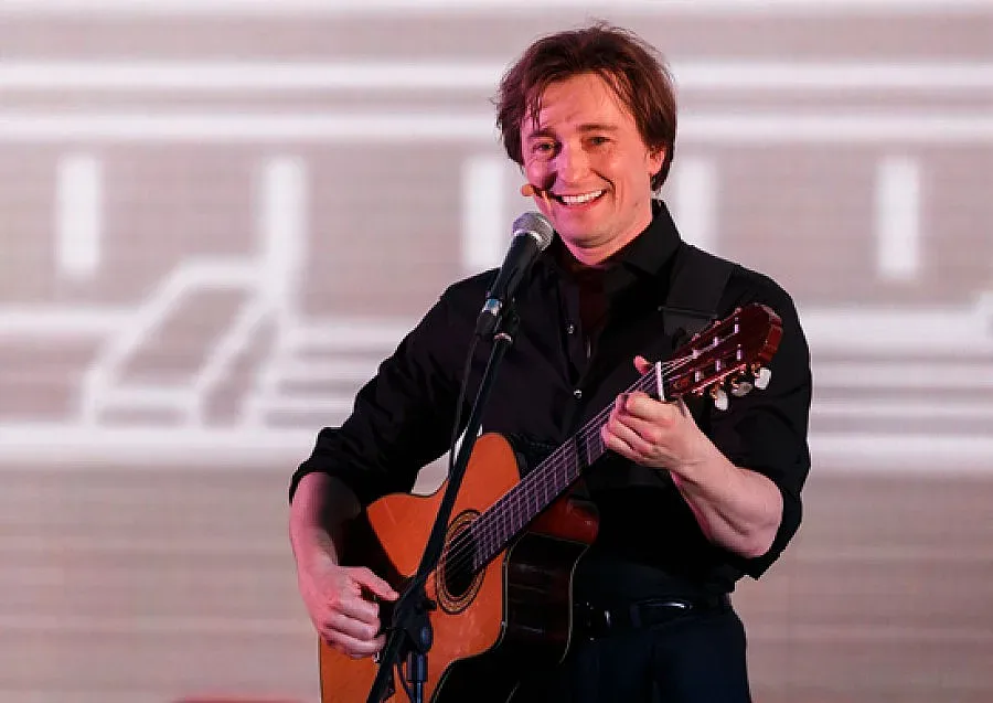 Саша от "Бригада" чака дете