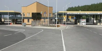 Спряха 70 афганистанци на метри от границата ни
