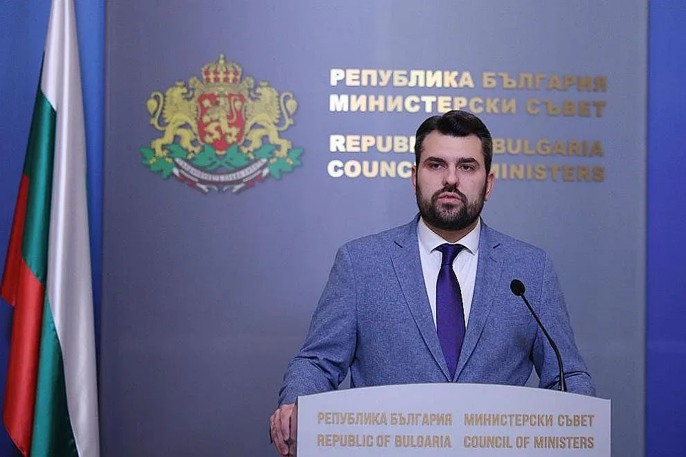 Извънредно от министър Георгиев за българите на "Вежен"