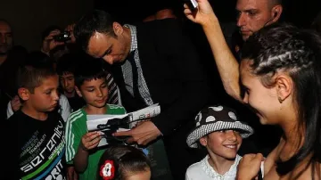 Бербатов награждава най-успелите деца на България