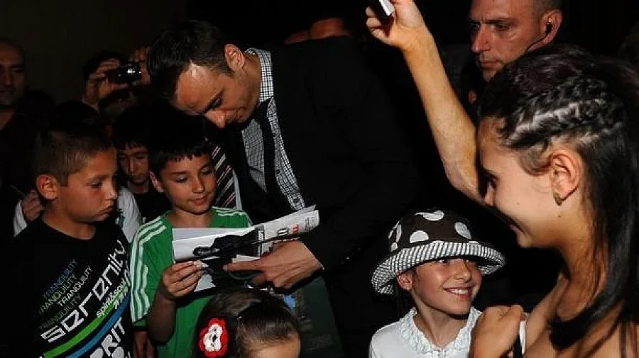 Бербатов награждава най-успелите деца на България