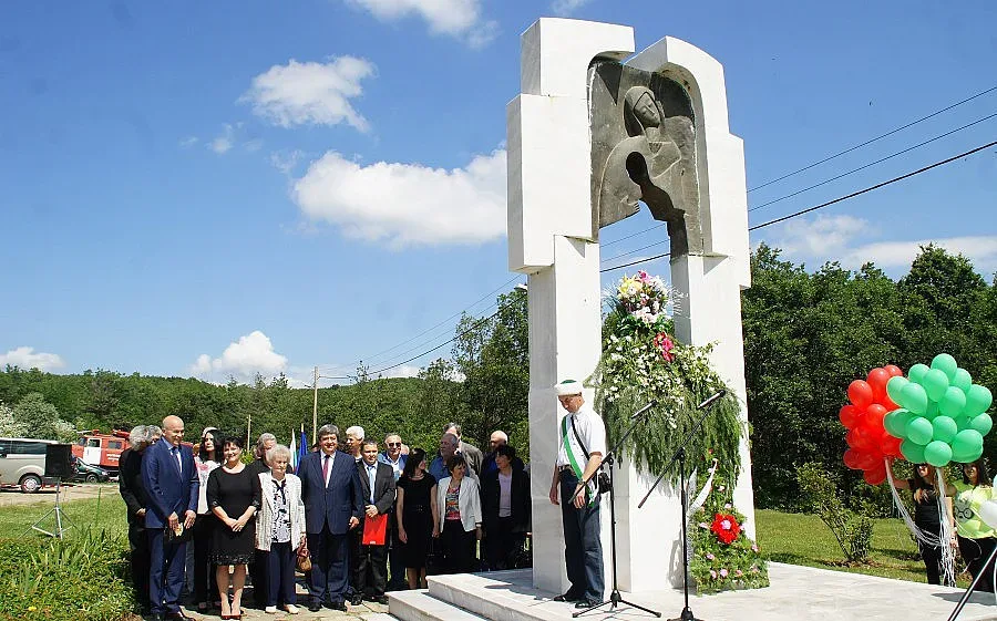 Домусчиев откри  църква в Дойренци 
