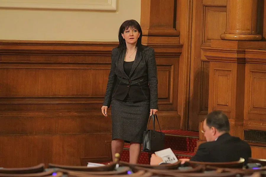 Караянчева: Не съм  блондинка под прикритие