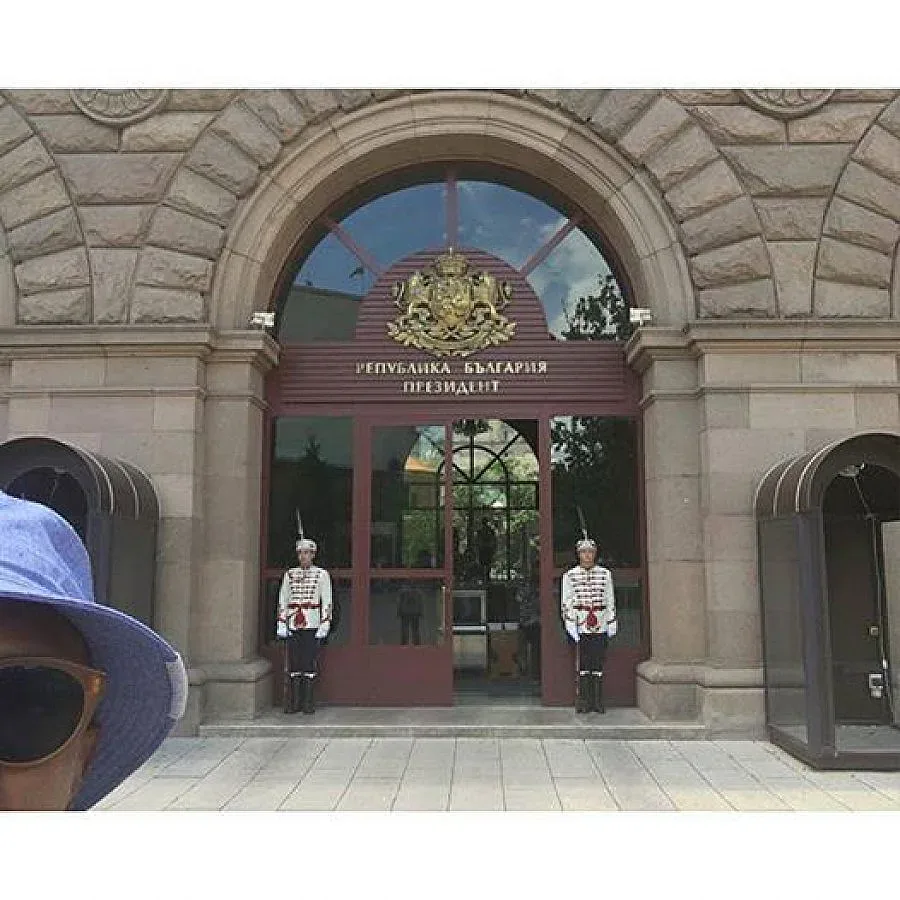 Самюел Джаксън със селфи пред президентството