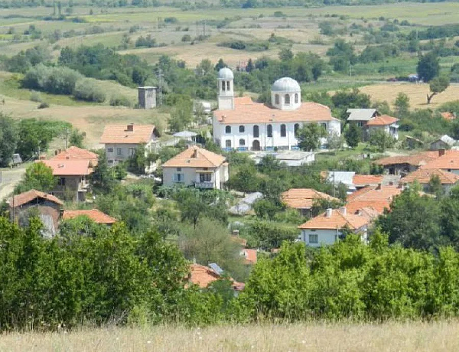 Баби стягат къщи за туристи в Долен