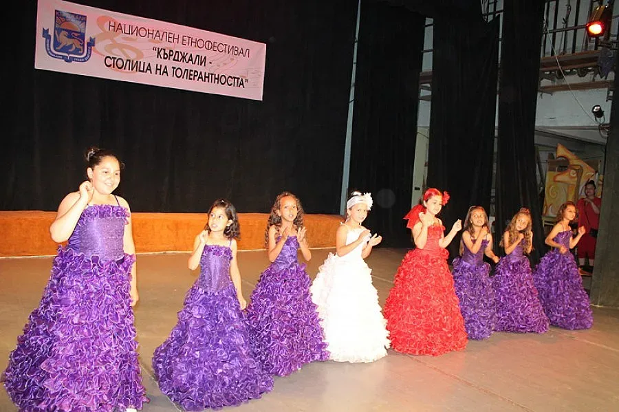 300 танцьори на етнофестивал в Кърджали