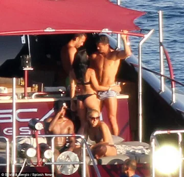 Изловиха Роналдо с жена