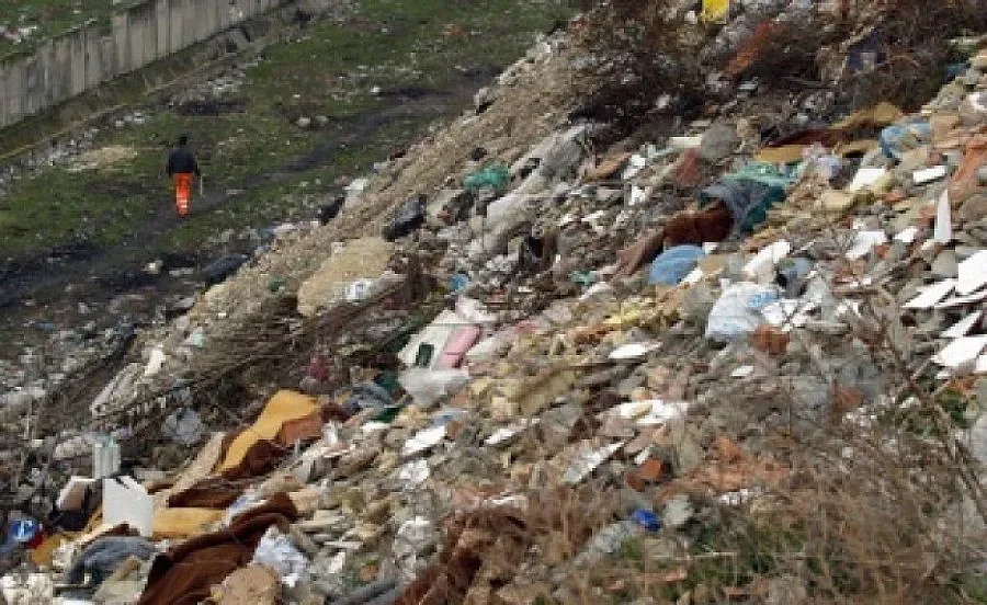 В Кърджалийско чистят нерегламентирано сметище