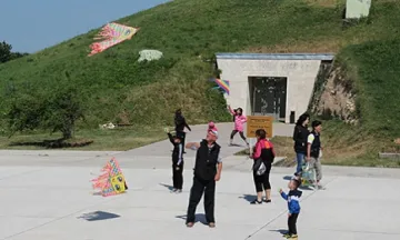 Пускат хвърчила над Свещарската гробница