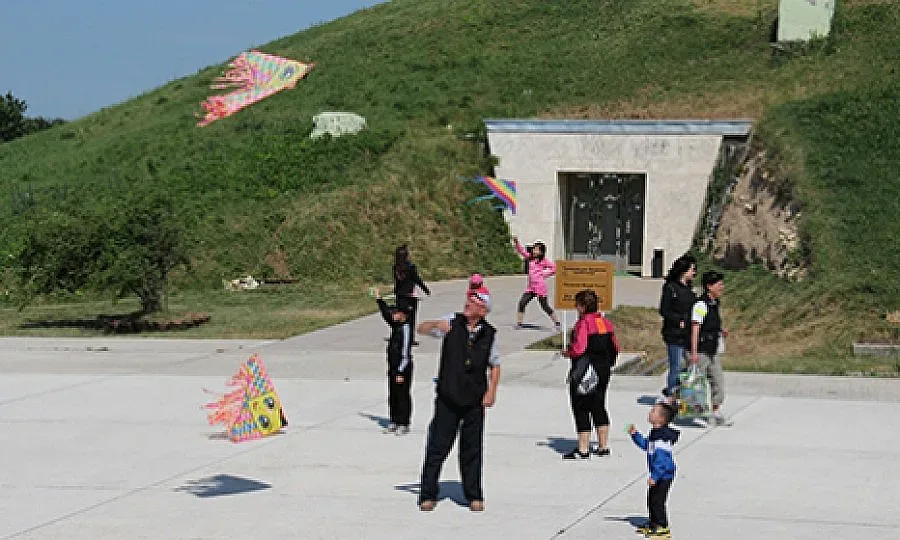 Пускат хвърчила над Свещарската гробница