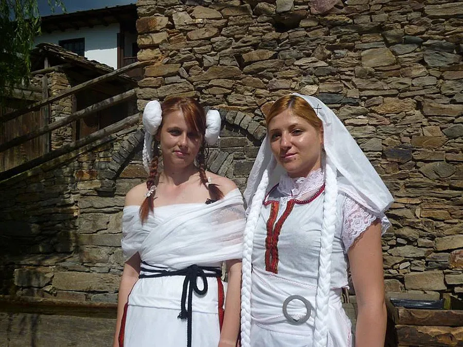 Млади дизайнери с етно пърформанс