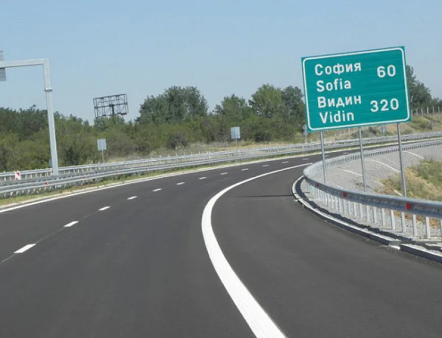 Водач блъсна катаджия и избяга