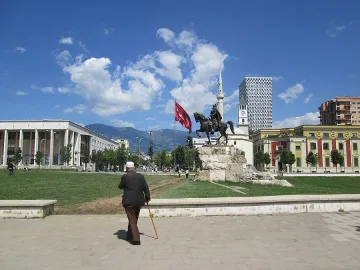 От бункерите до плажовете на Албания