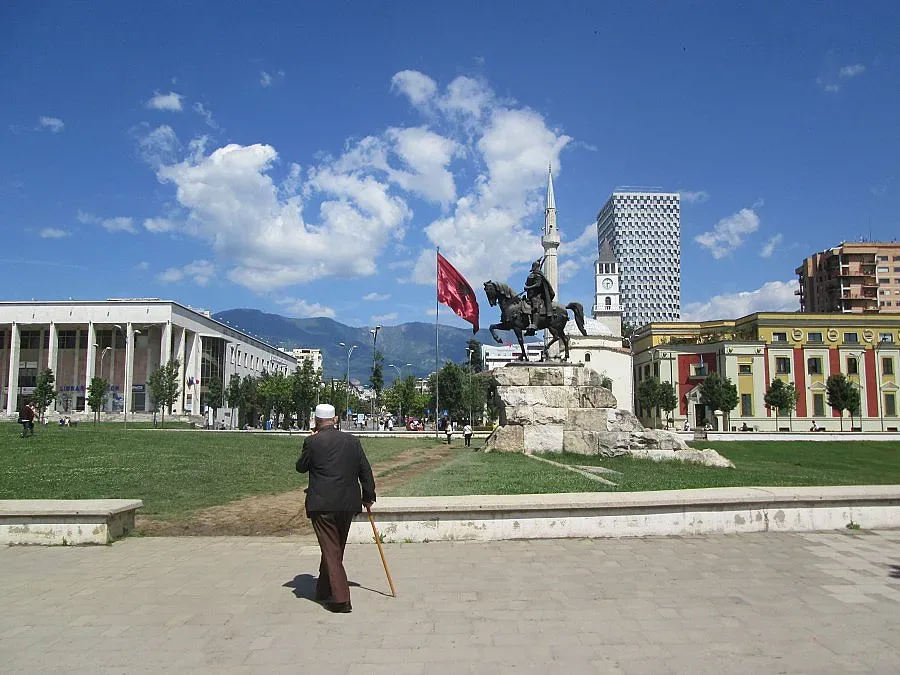 От бункерите до плажовете на Албания