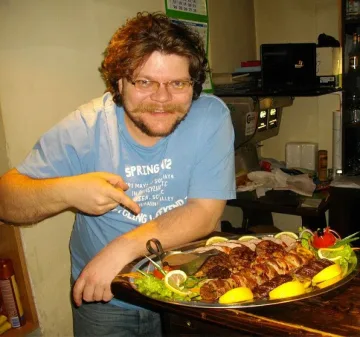 Троянци си мерят ракиите, сменят прасе с есетра 