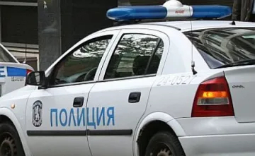 Джигит зад волана помете две деца на колело
