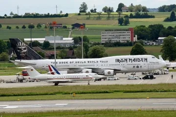 Самолетите на Iron Maiden, Меркел и Оланд един до друг