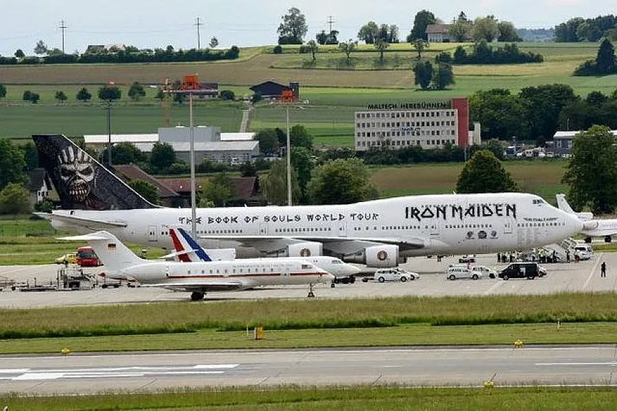 Самолетите на Iron Maiden, Меркел и Оланд един до друг