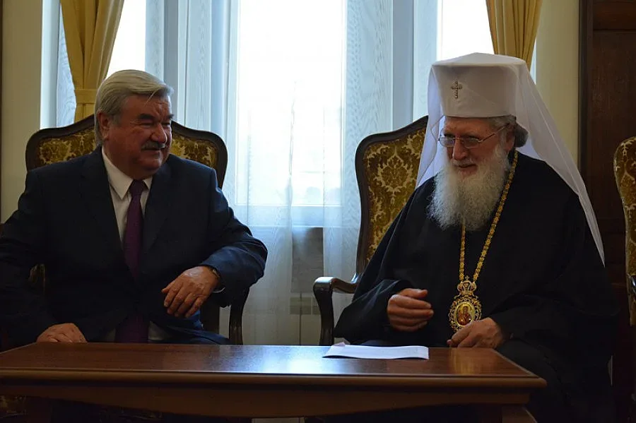 Патриархът връчи орден „Св. Кирил и Методий" на Исаков