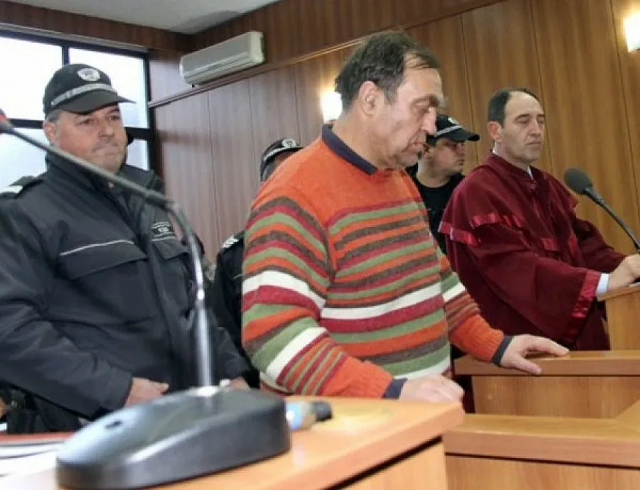 Иван Евстатиев остава в ареста