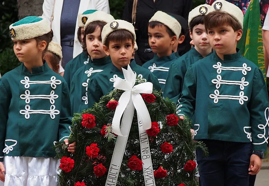 Сирени и камбани за безсмъртните