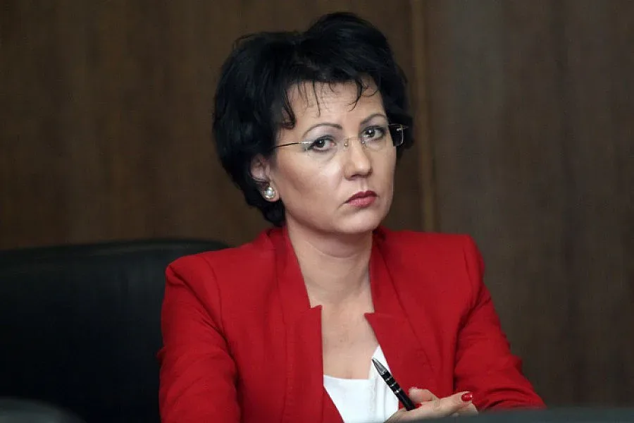 Полицаите с „чадър" над Министъра на любовта