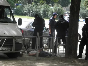 Полицаи с "чадър" над Министъра на любовта (ОБЗОР)