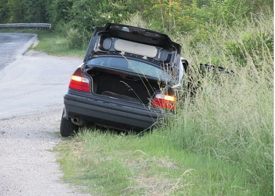 Ревнивец закла жена си на пътя