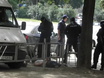 Арестуваха двама полицаи за трафик на жени