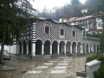 Миряни се молят пред мощи на светец