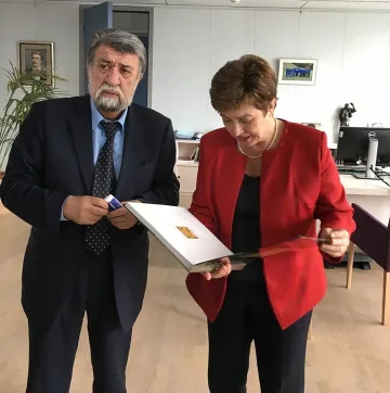 Вежди подари албум на Кристалина Георгиева