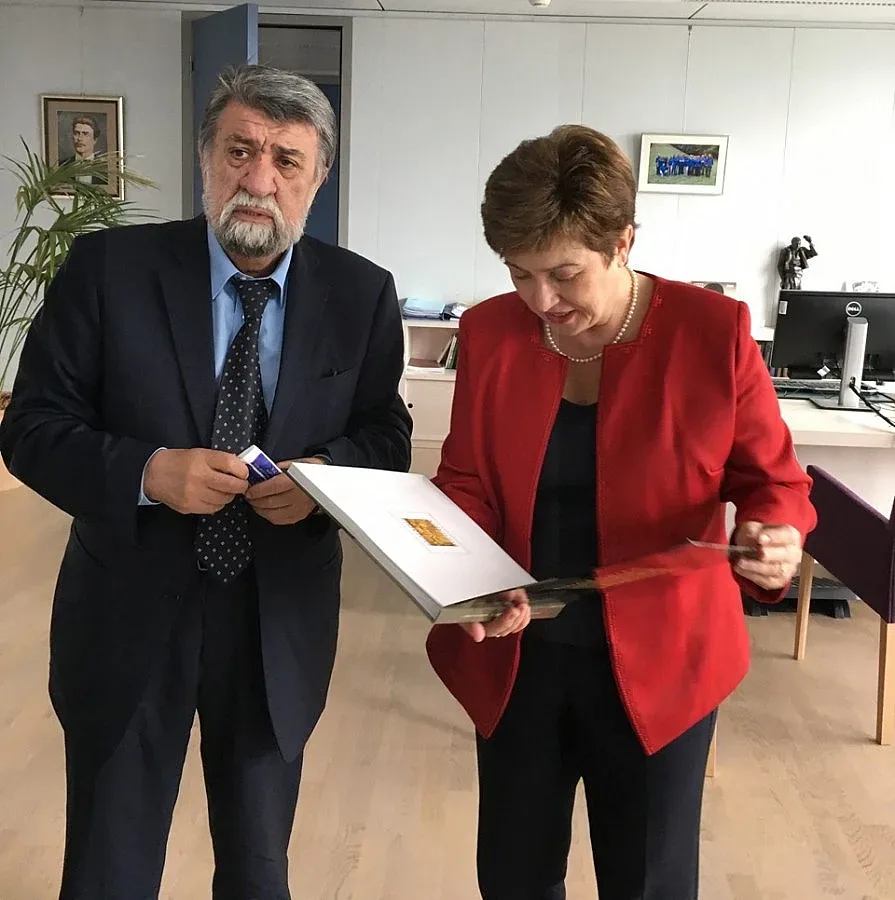 Вежди подари албум на Кристалина Георгиева