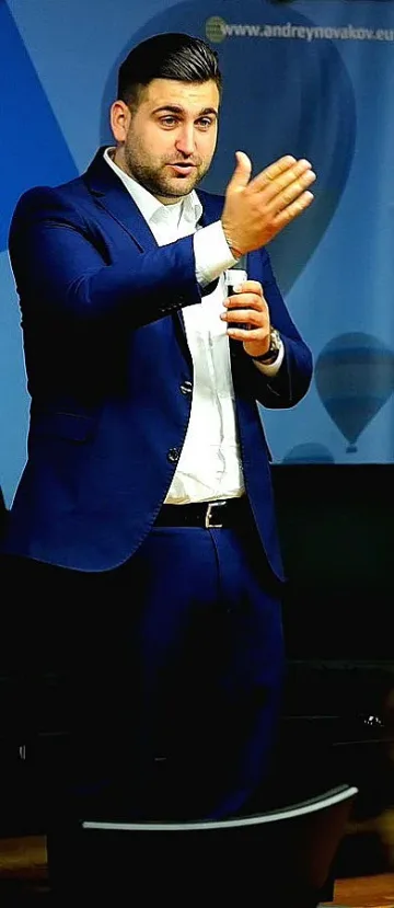 Новаков предлага младежка програма за Е 1 млн.