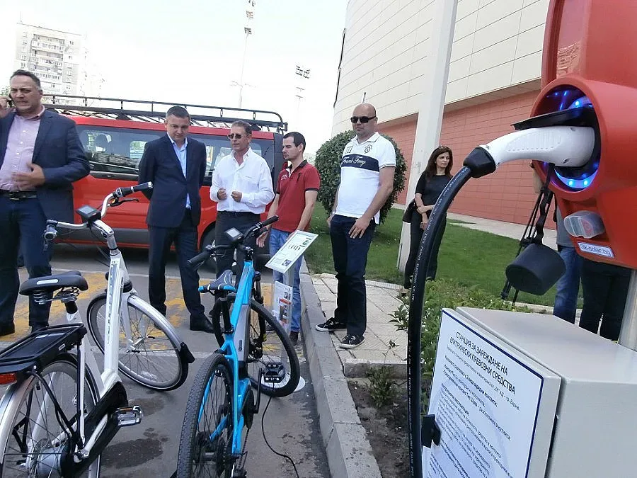 Варна със станция за зареждане на електрически коли